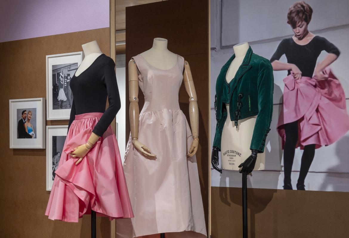 Exposición MADRID ICONO POP, 1964-1979. Miguel Ángel Camón. Detalle de varias de las piezas de indumentaria expuestas