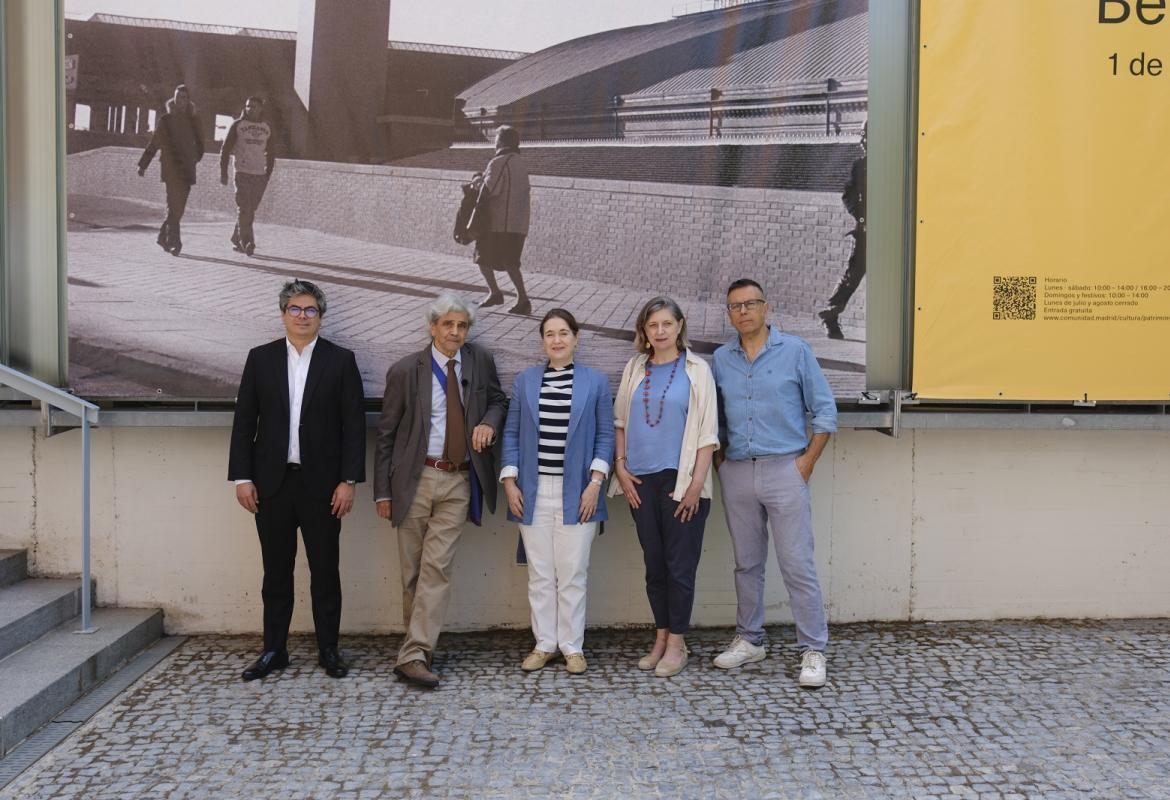 El fotógrafo Bernard Plossu junto a otras cuatro personas en el exterior junto al cartel de la exposición