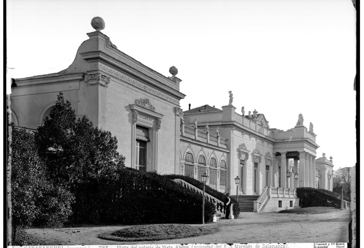 Fachada frontal palacio con escalinata y pórtico columnado