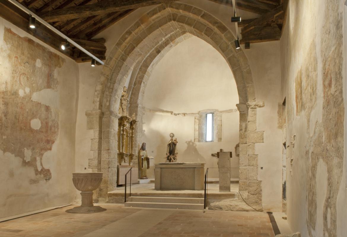 Ábside y altar de la iglesia parroquial de Santo Domingo de Silos en Prádena del Rincón  Iglesia parroquial de Santo Domingo de Silos