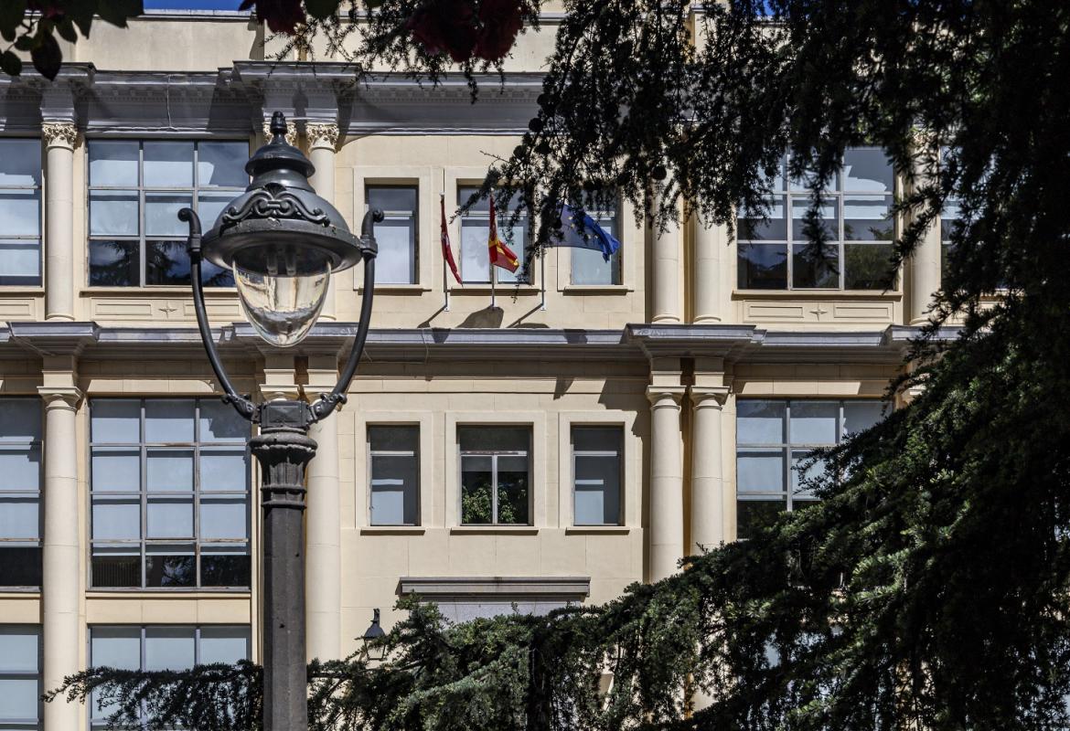 fachada acristalada, jardines y farola vista alegre