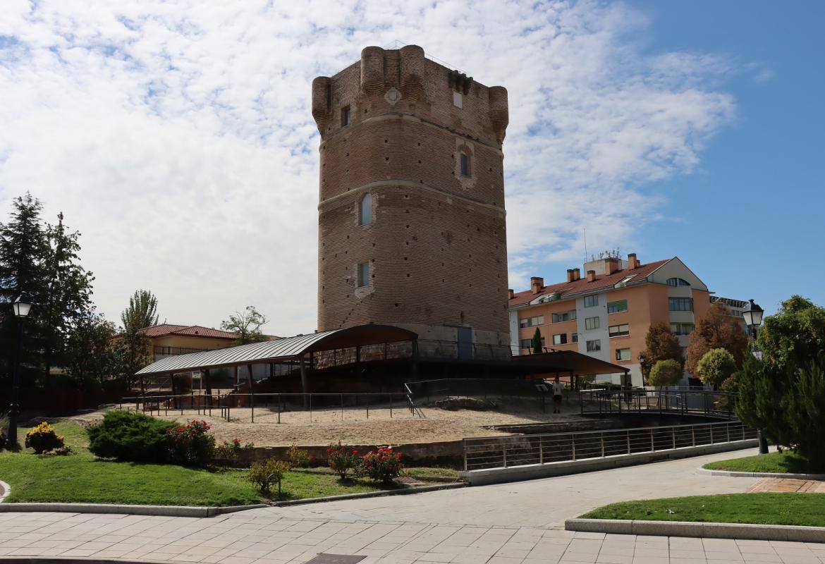 vista general de un castillo con torreón y marquesina rodeando el foso