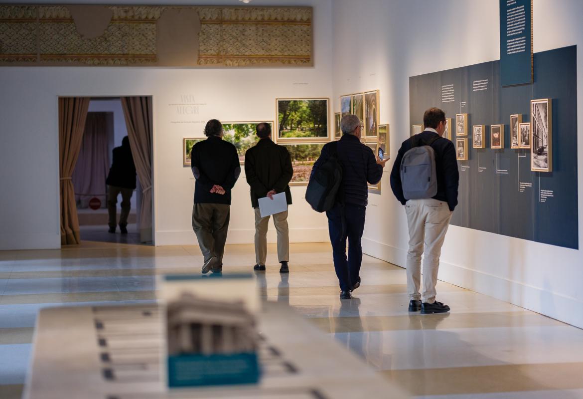 sala de exposiciones con fotografías y visitantes