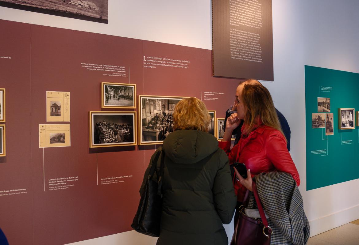 visitantes observando la fotografía de una exposición