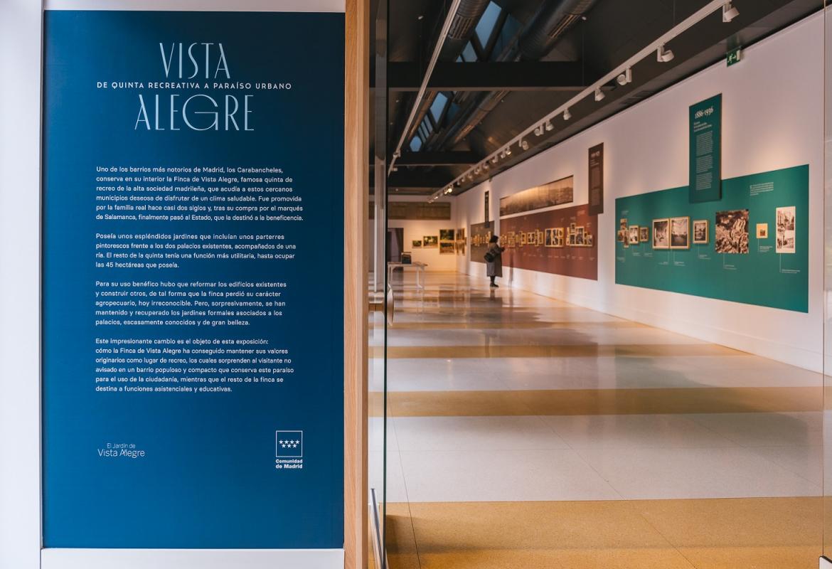 Sala exposición VISTA ALEGRE. De quinta recreativa a paraíso urbano. Fotografía Guillermo Gumiel Cartel introductorio de la exposición a la izquierda y vista de la sala de la exposición a la derecha