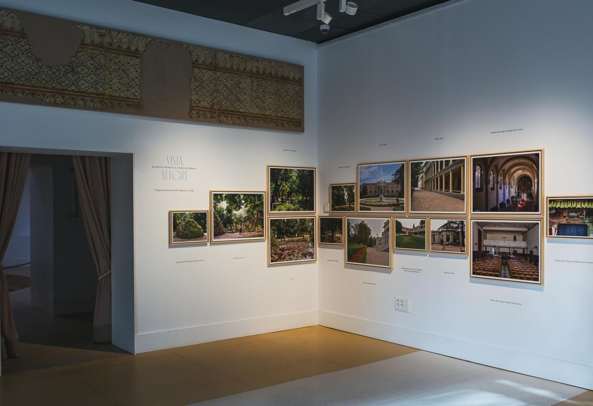 fotografías de espacios de la finca Vista Alegre actuales sobre pared blanca en sala de exposiciones