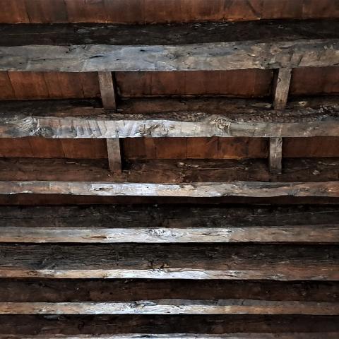 Primer plano de los forjados restaurados de la planta primera