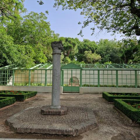 Quinta de los Molinos. Imagen fondo Mi Región Imagen de columna ornamental en el jardín