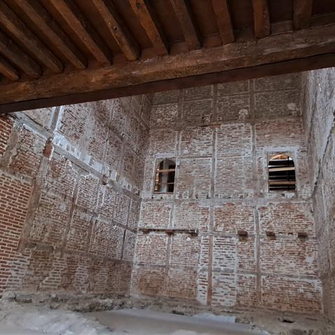 Vista de la capilla tras el desmontaje del forjado moderno, en primer plano forjado del coro restaurado