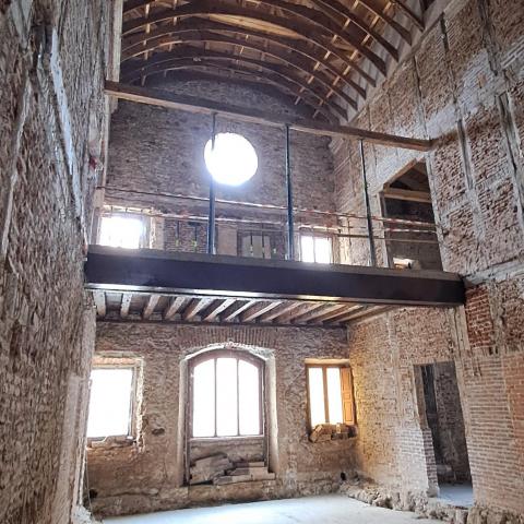 Vista de la capilla tras el desmontaje del forjado moderno, se aprecia el forjado restaurado del coro