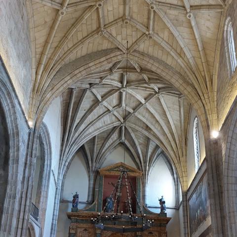 Bóvedas de crucería de la iglesia imagen de nave con bóvedas de crucería