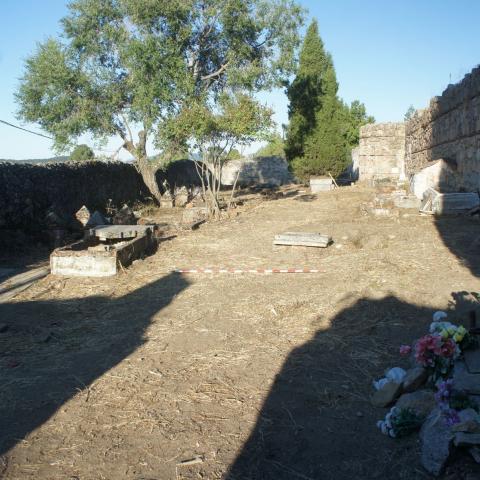 Imagen de recinto amurallado con árboles y restos de tumbas 