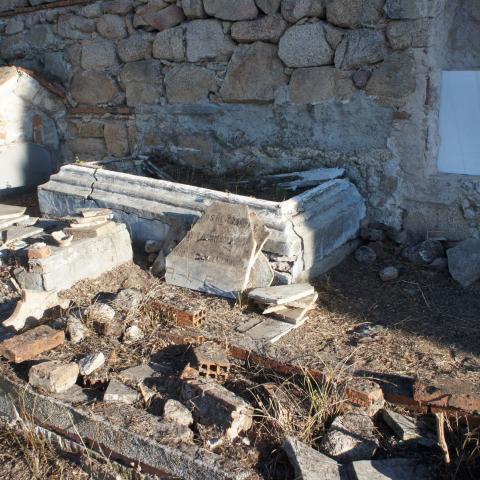 imagen de tumbas de piedra en el cementerio