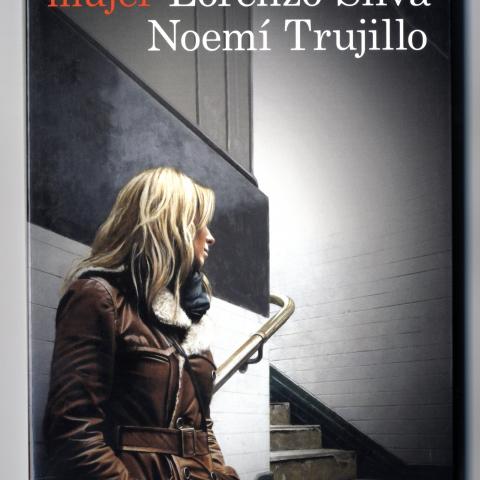 Cubierta de "Si esto es una mujer", de Lorenzo Silva y Noemí Trujillo_