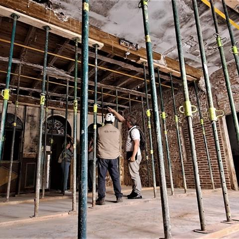 Varios técnicos observan el forjado en la capilla
