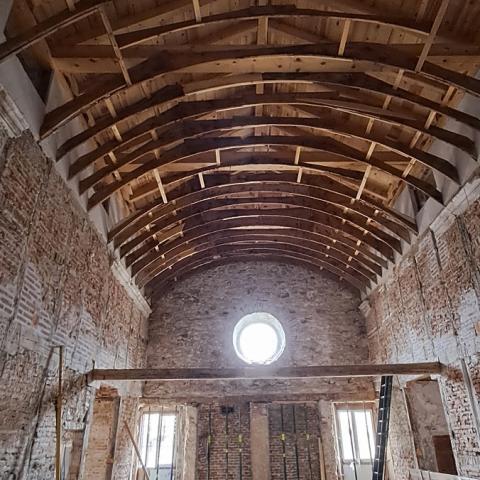 Capilla en su estado inicial, forjado moderno en primer plano