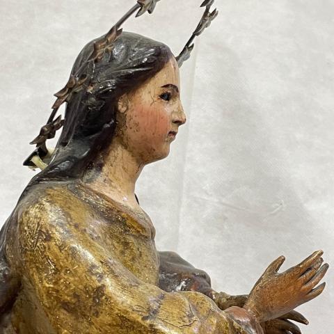 Perfil de la talla de la Inmaculada Concepción antes de la restauración