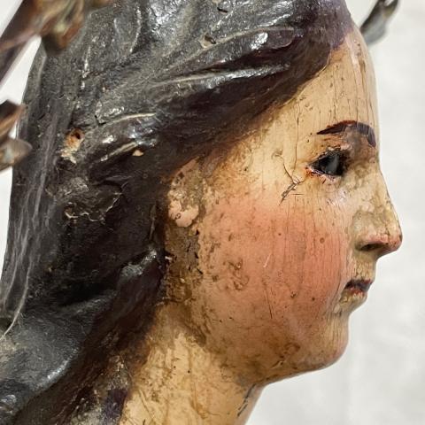 Cara de la Inmaculada Concepción, de perfil, antes de la restauración