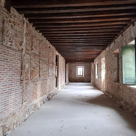 Vista de la galería sur, forjados de la primera planta restaurados y nuevo forjado en la baja