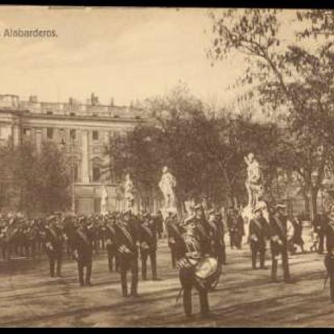 Banda de alabarderos en la Plaza de Oriente (Tarjeta postal) - Biblioteca Regional de Madrid_