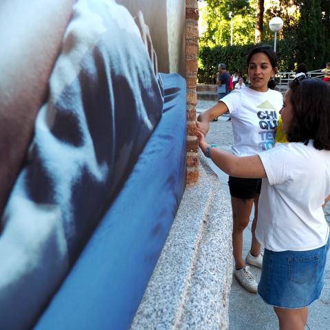 Familias con niñas y niños participando en una actividad en el edificio de la Sala Canal