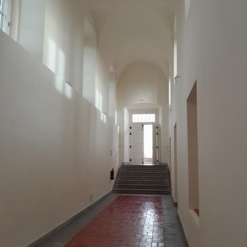 Ala este tras la intervención imagen de galería con ventanales y puerta al fondo