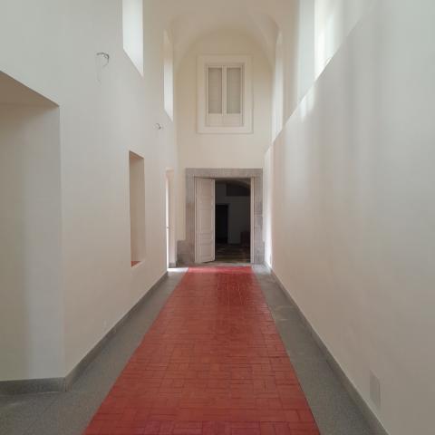 Ala este tras la intervención Imagen de galería con paredes en blanco, ventanales y puerta de acceso