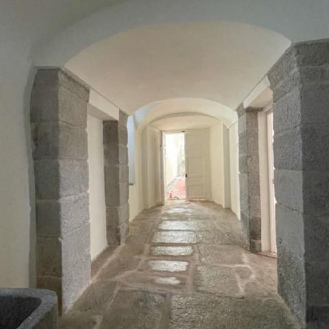 Ala este tras la intervención imagen de galería abovedad con columnas de granito y paredes en blanco