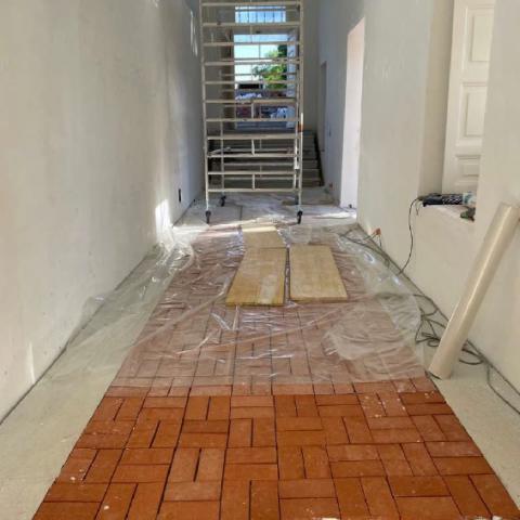 Intervención en el ala este del palacio imagen de la galería durante la restauración del suelo