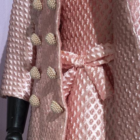 Conjunto Antonio Nieto. Foto Miguel Ángel Camón. Comunidad de Madrid detalle traje rosa con botones