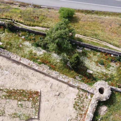 vista aérea del recinto amurallado del cementerio