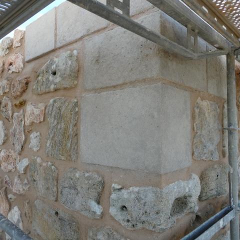 Castillo de Torremocha durante la intervención detalle obra reintegración muralla