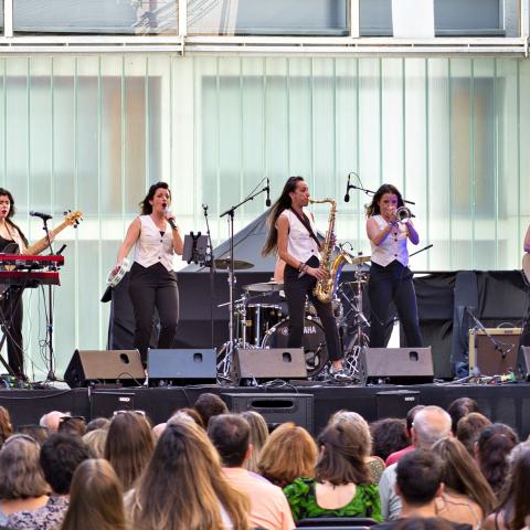 Imagen de gripo musical formado por varias mujeres actuando