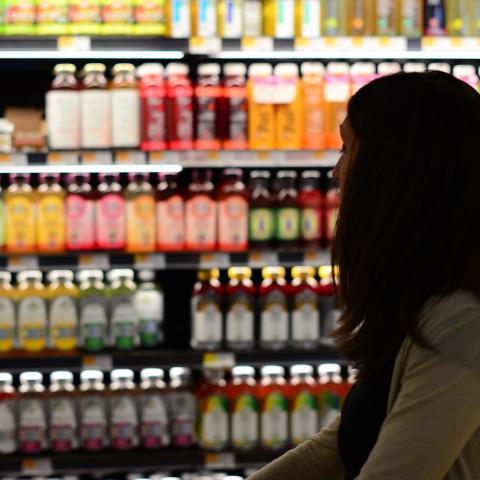 Mujer comprando