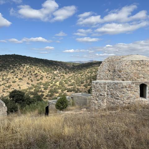 Campamento militar La Peña imagen de paisaje con fortificaciones de piedra