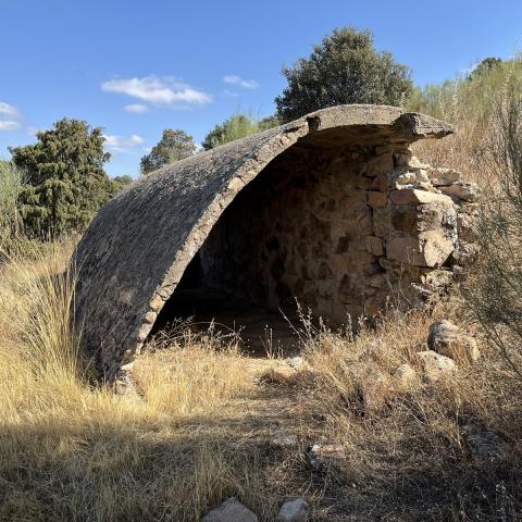 Edificaciones campamento militar Imagen de estructura con una bóveda