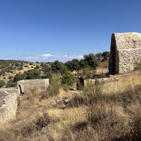 Estructuras del Campamento militar La Peña Imagen de restos de edificaciones en un terreno con desnivel
