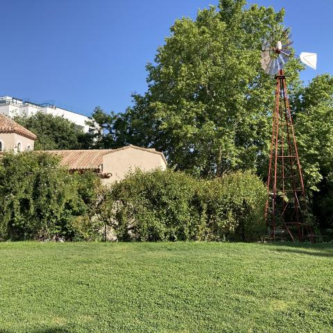 Quinta de los Molinos imagen de un jardín con molino y edificio