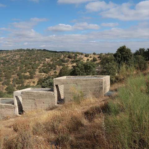 Edificaciones del Campamento militar La Peña Restos de edificaciones en una colina
