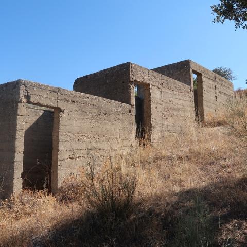 Edificaciones del Campamento militar La Peña Restos de edificaciones de planta cuadrangular en una colina