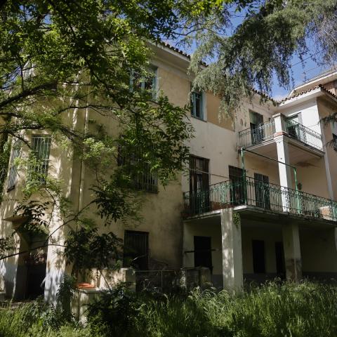 Jardín de Velintonia imagen de la fachada de una casa y un jardín