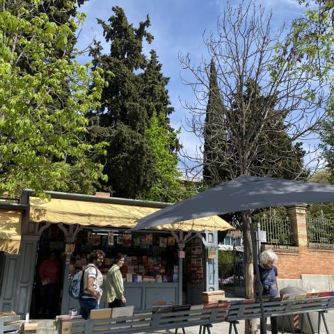 Caseta de la Cuesta de Moyano. Imagen Maite Escobar Alférez caseta de libros junto a un jardín
