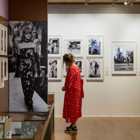 Sala de exposiciones Madrid ICONO POP. Foto Miguel Ángel Camón. Comunidad de Madrid una mujer contemplando las piezas de la exposición
