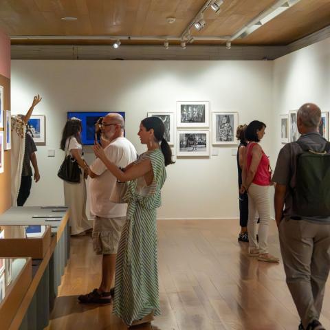 Sala de exposiciones Madrid ICONO POP. Foto Miguel Ángel Camón. Comunidad de Madrid un grupo de personas visita una exposición
