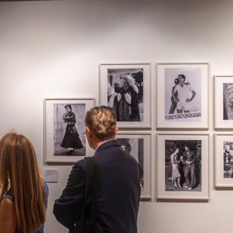 Sala de exposiciones Madrid ICONO POP. Foto Miguel Ángel Camón. Comunidad de Madrid un hombre y una mujer de espaldas mirando unas fotografías
