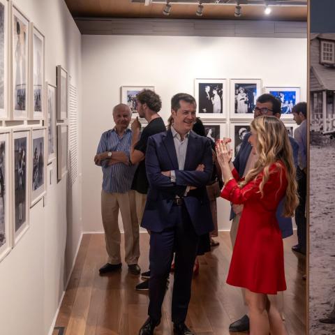 El Viceconsejero de Cultura, Turismo y Deporte y la comisaria de la exposición Madrid ICONO POP. Foto Miguel Ángel Camón. Comunidad de Madrid un grupo de personas visita la sala de exposiciones