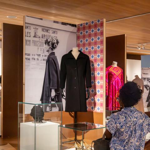 Sala de exposiciones Madrid ICONO POP. Foto Miguel Ángel Camón. Comunidad de Madrid una persona de espaldas observa las piezas de la exposición