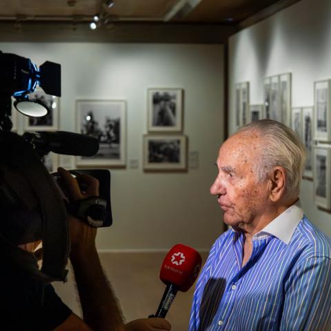 Gianni Ferrari en la sala de exposiciones. Foto Miguel Ángel Camón. Comunidad de Madrid un hombre es entrevistado por la televisión