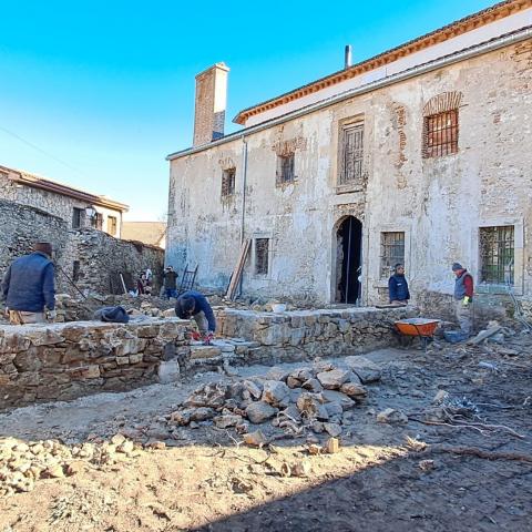 Obra. Patio norte del Convento de Lozoya. Desmontaje de la Casa de la Demandadera dejando los arranques de sus muros imagen de un edificio y un patio durante las obras de acondicionamiento
