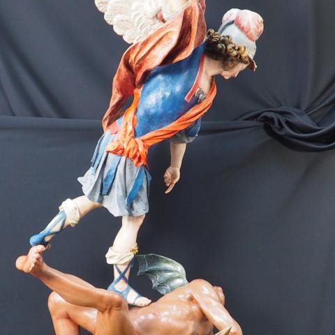 Grupo escultórico San Miguel arcángel después de la restauración